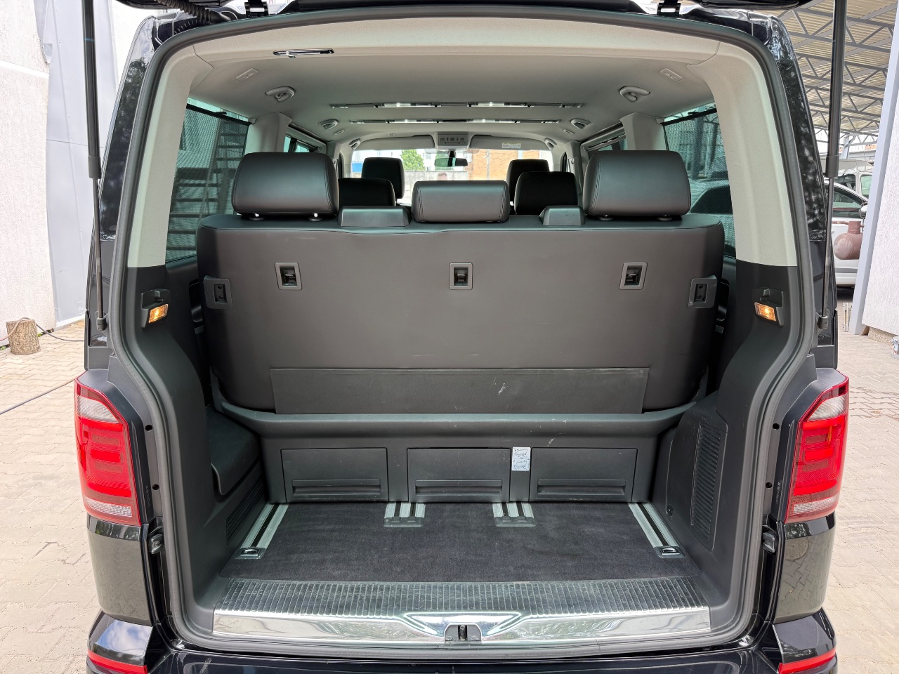 Volkswagen Multivan - фото 24