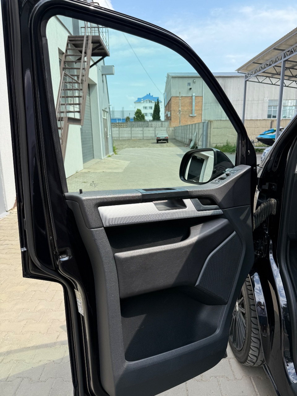 Volkswagen Multivan - фото 11