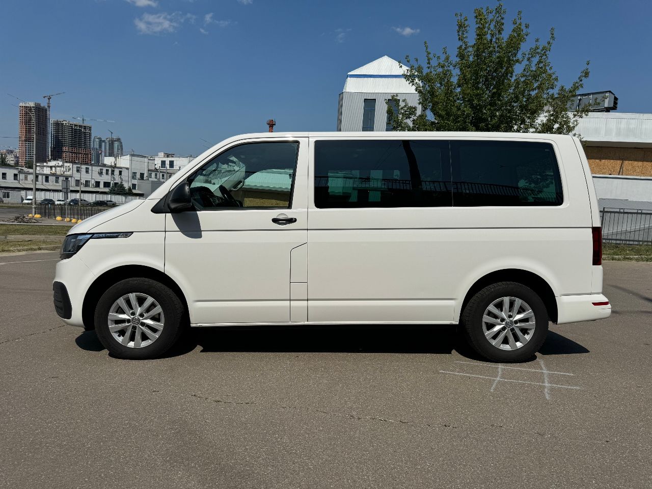 Volkswagen Multivan - фото 12