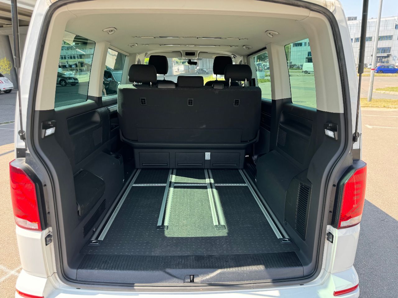 Volkswagen Multivan - фото 57