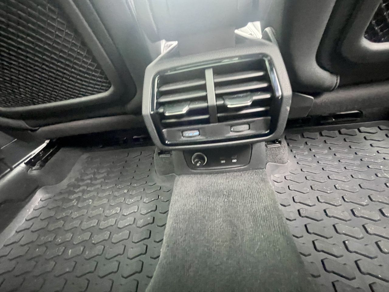 Audi Q3 - фото 11