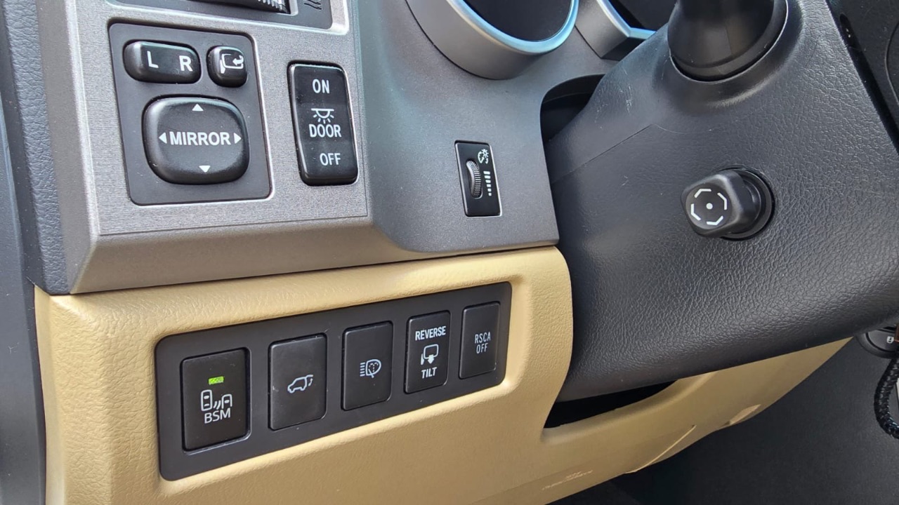 Toyota Sequoia - фото 26