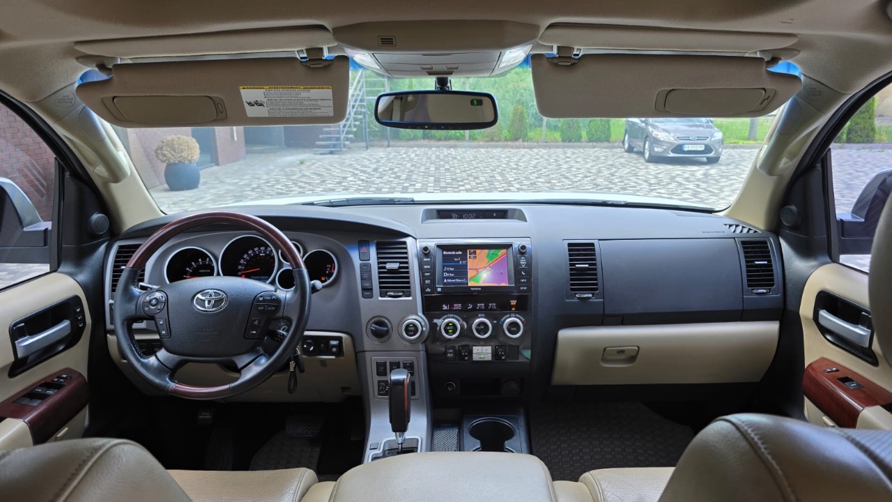 Toyota Sequoia - фото 19