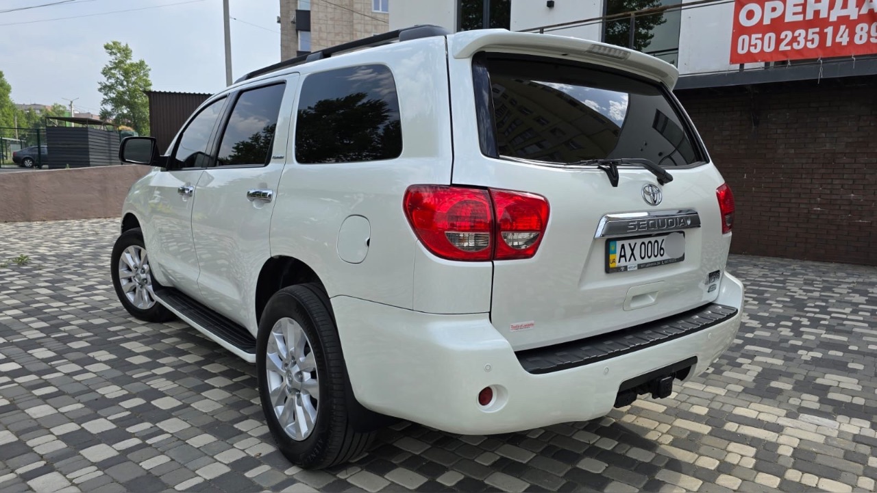 Toyota Sequoia - фото 4