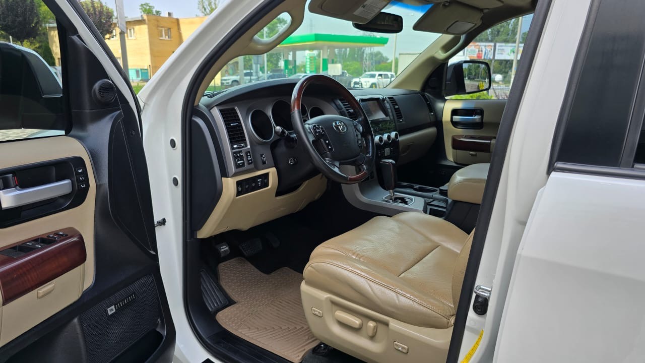 Toyota Sequoia - фото 9