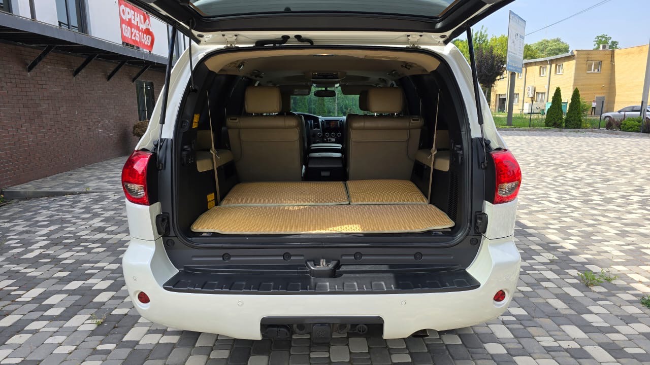 Toyota Sequoia - фото 15