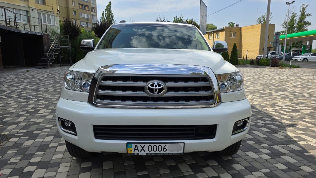Toyota Sequoia - фото 1