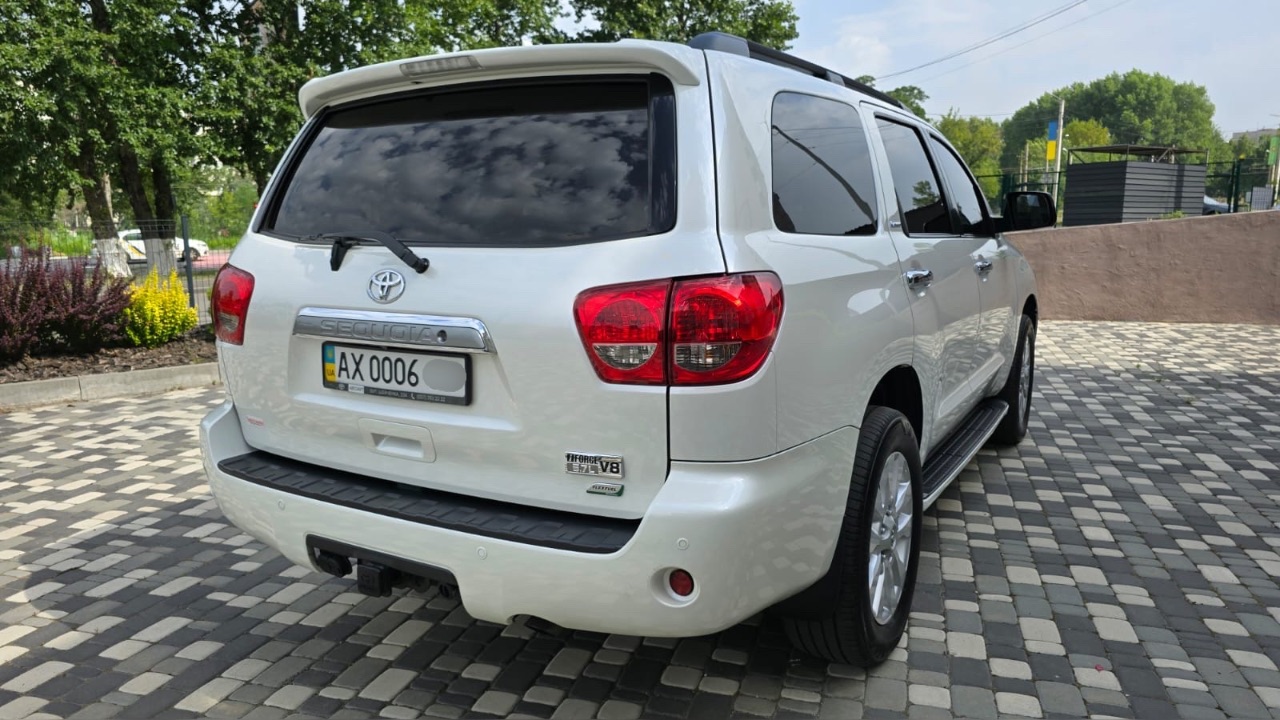 Toyota Sequoia - фото 6