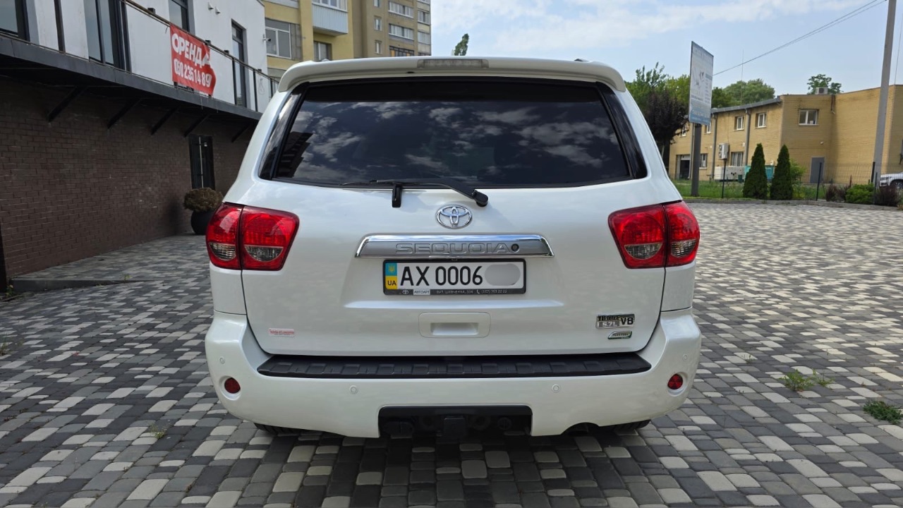 Toyota Sequoia - фото 5