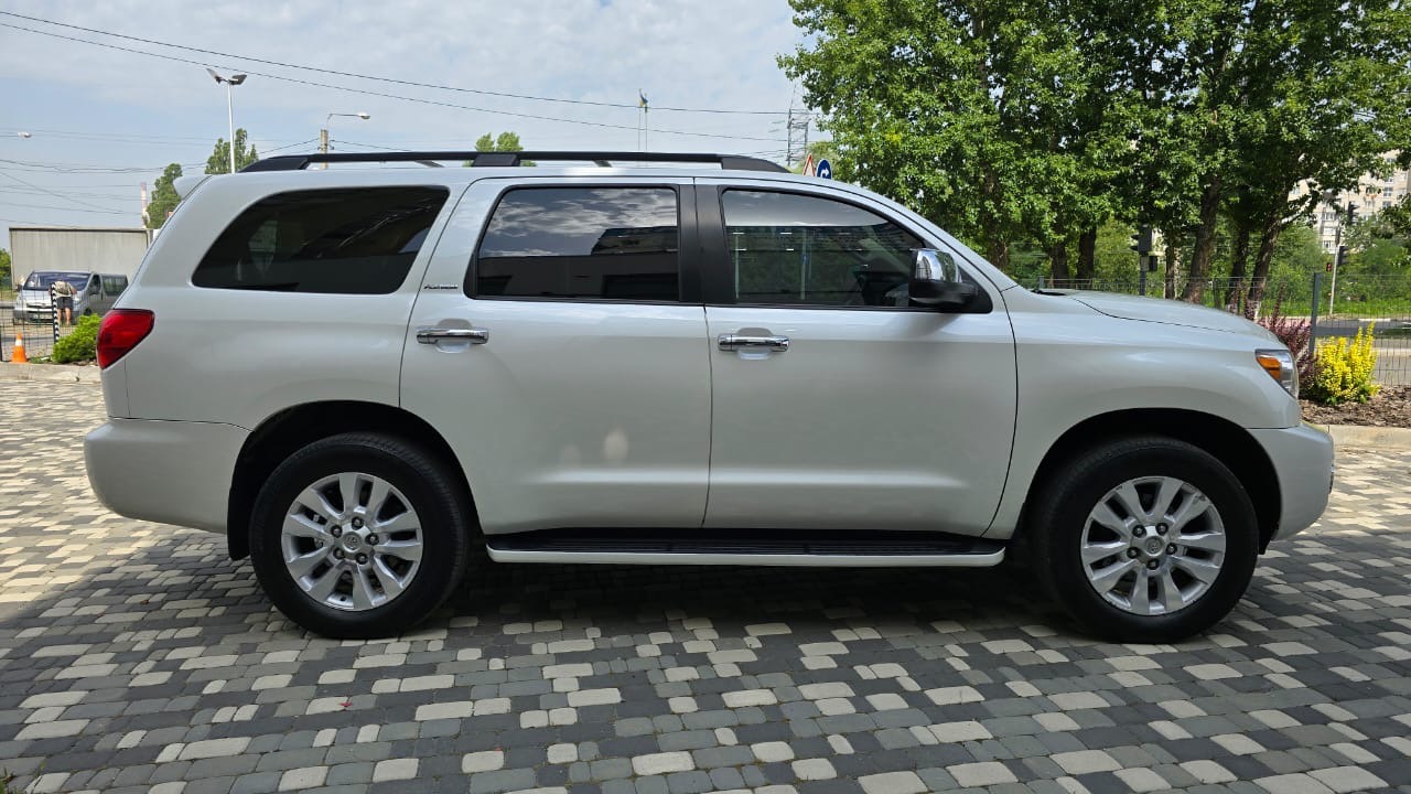 Toyota Sequoia - фото 7