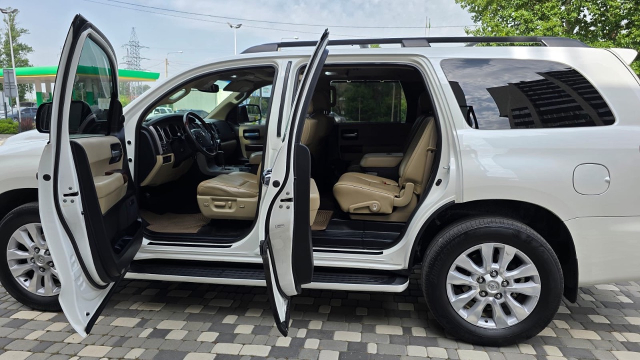 Toyota Sequoia - фото 11