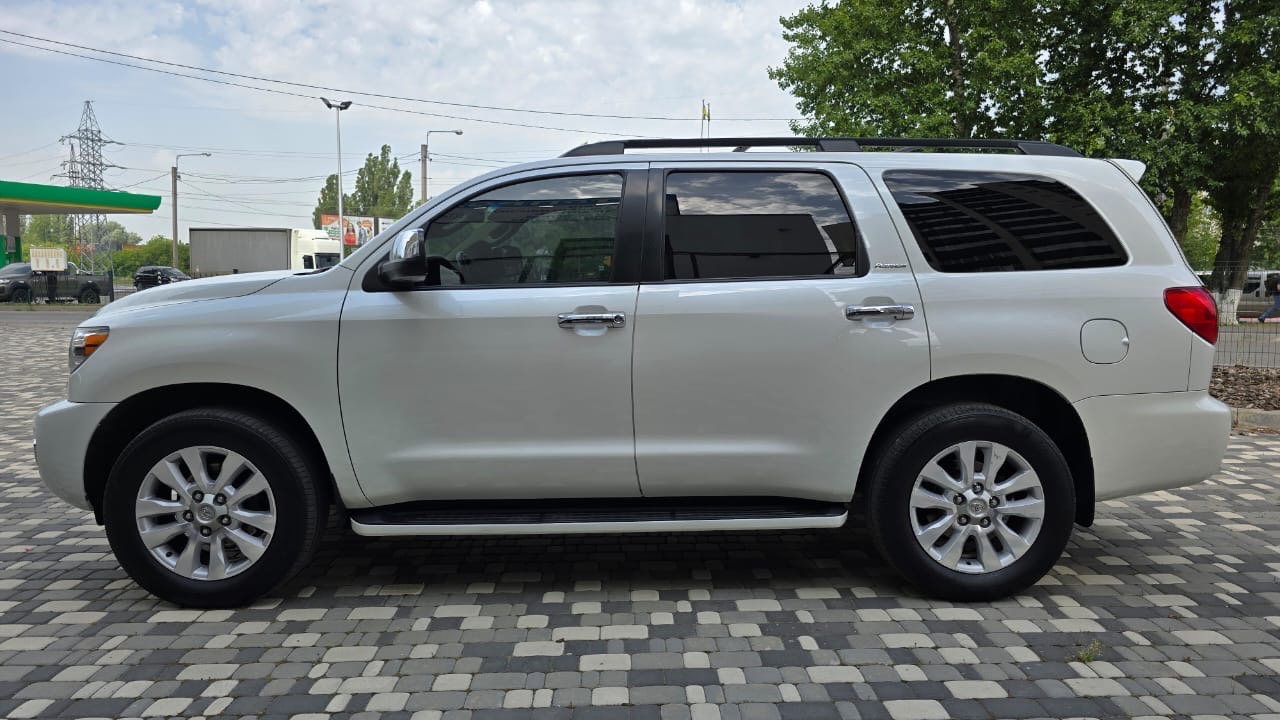 Toyota Sequoia - фото 8