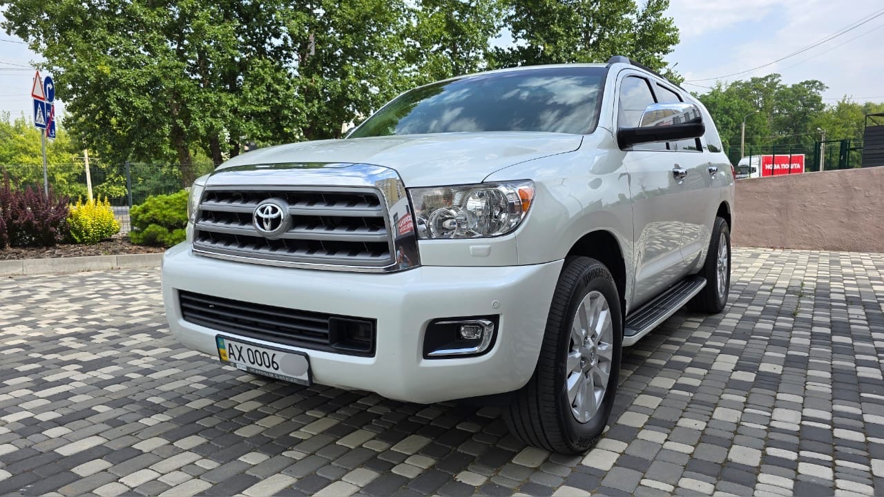 Toyota Sequoia - фото 2