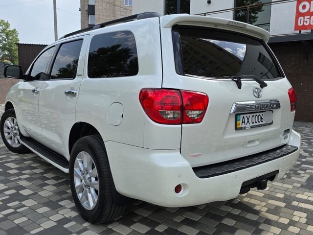 Toyota Sequoia - фото 4