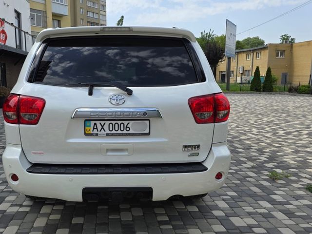 Toyota Sequoia - фото 5