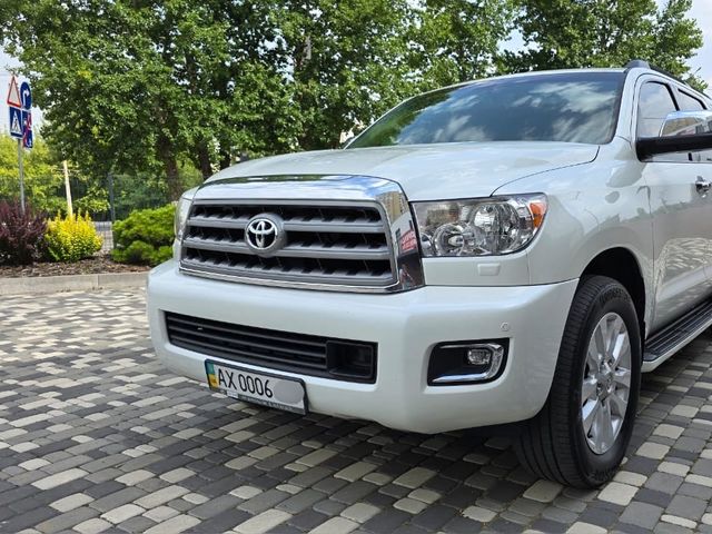 Toyota Sequoia - фото 2