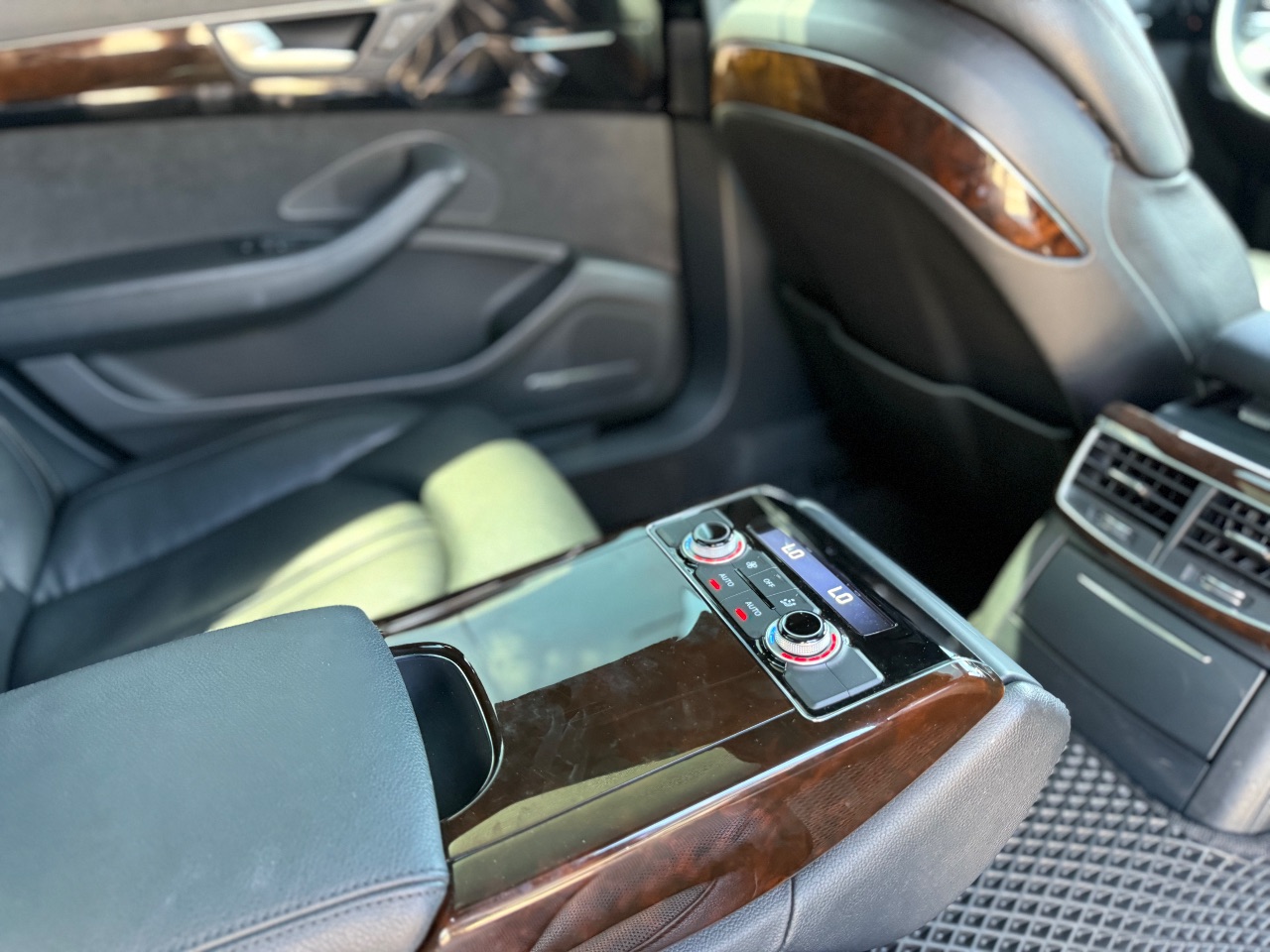 Audi A8 - фото 16