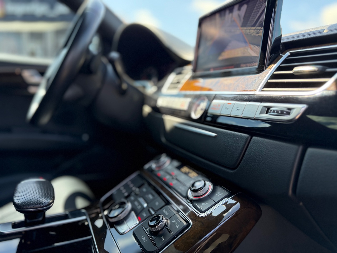 Audi A8 - фото 10