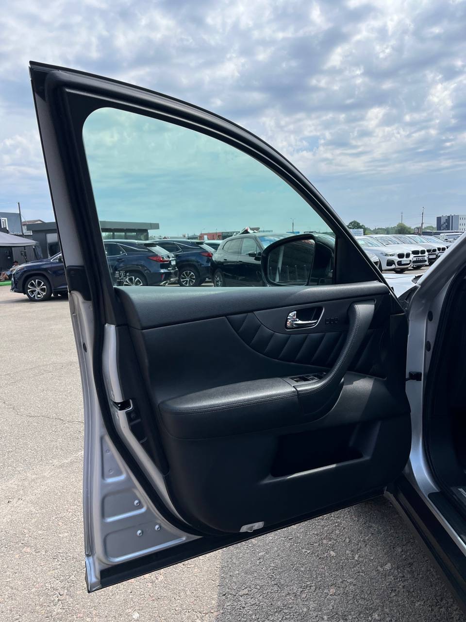 Infiniti QX70 - фото 2