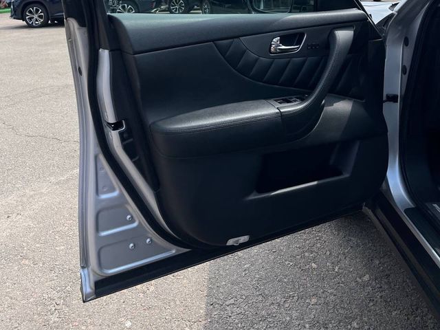 Infiniti QX70 - фото 2