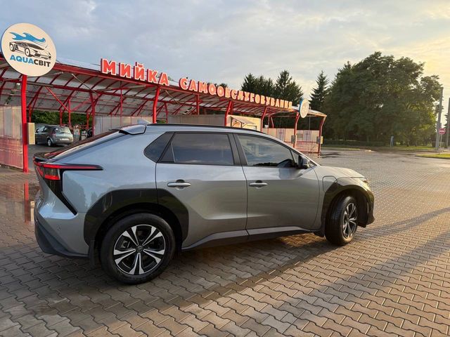 Toyota bZ4X - фото 3