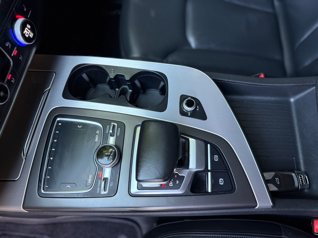 Audi Q7 - фото 24