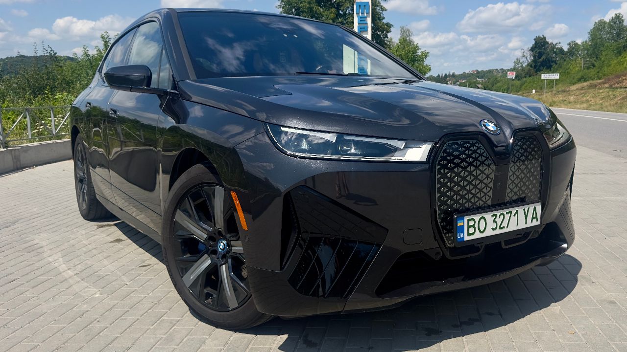BMW iX - фото 1