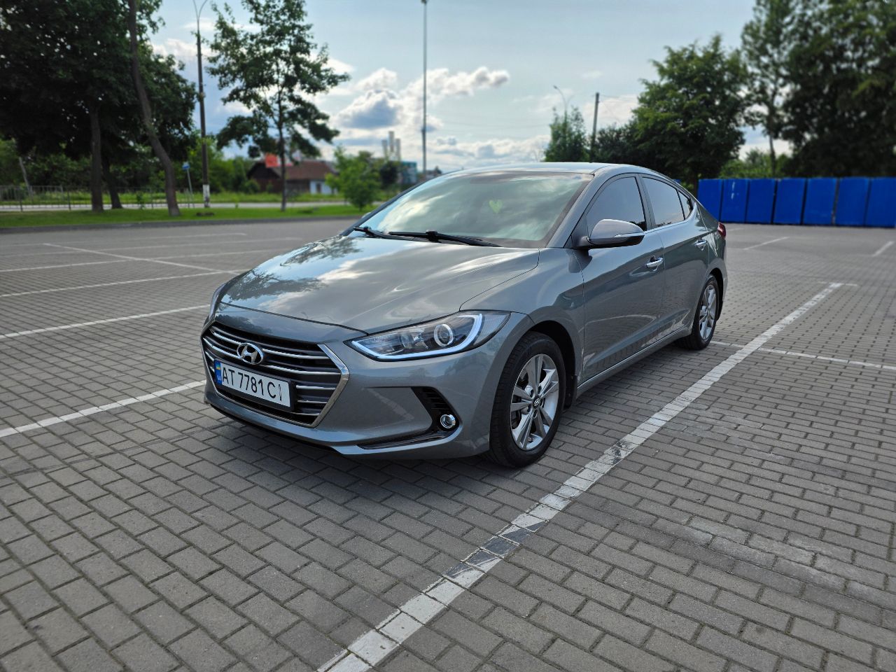 Hyundai Elantra - фото 1