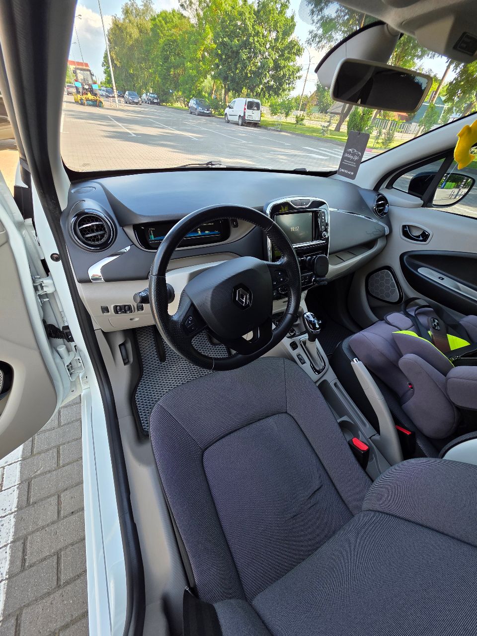Renault ZOE - фото 6