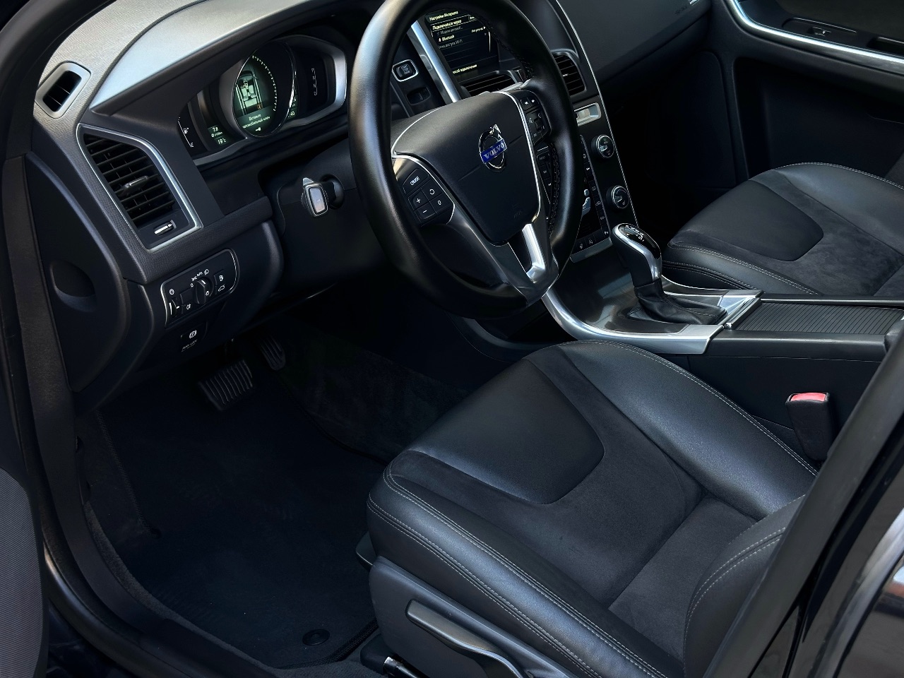 Volvo XC60 - фото 24