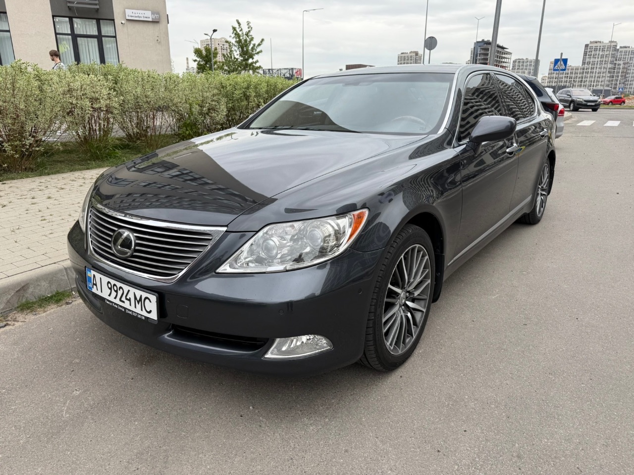 Lexus LS - фото 1