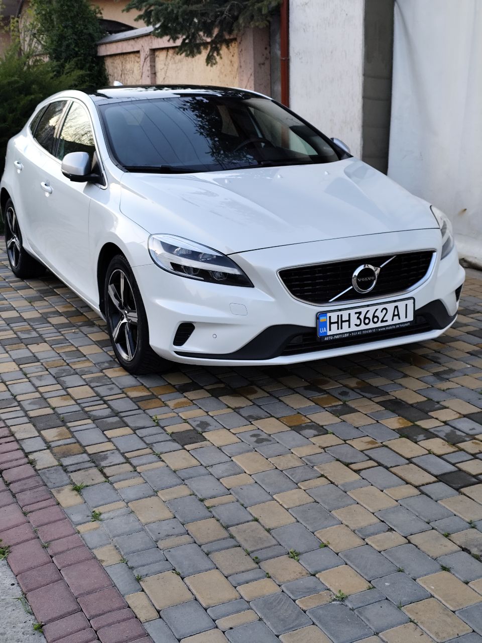 Volvo V40 - фото 1