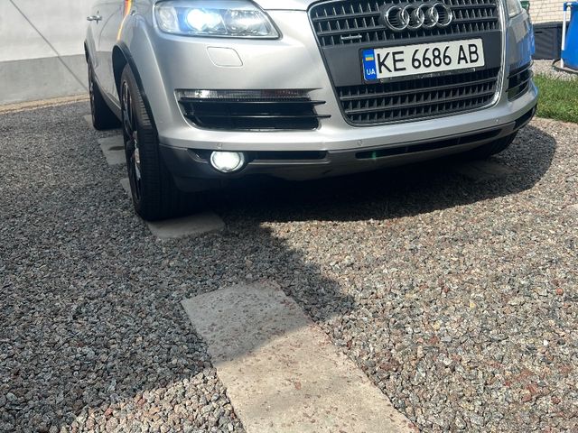 Audi Q7 - фото 1