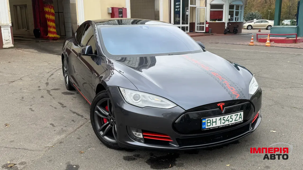 Tesla Model S - фото 1