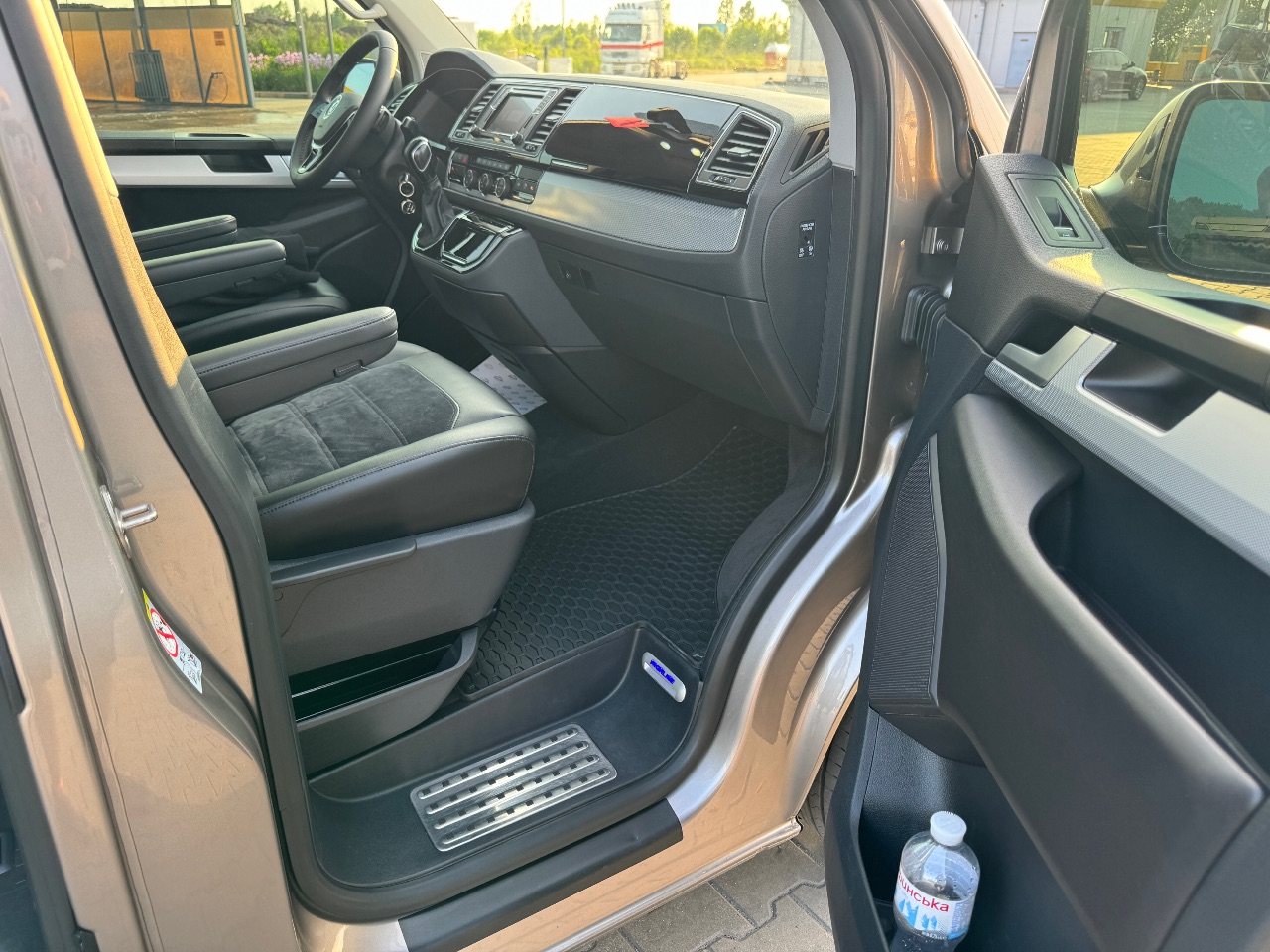 Volkswagen Multivan - фото 11