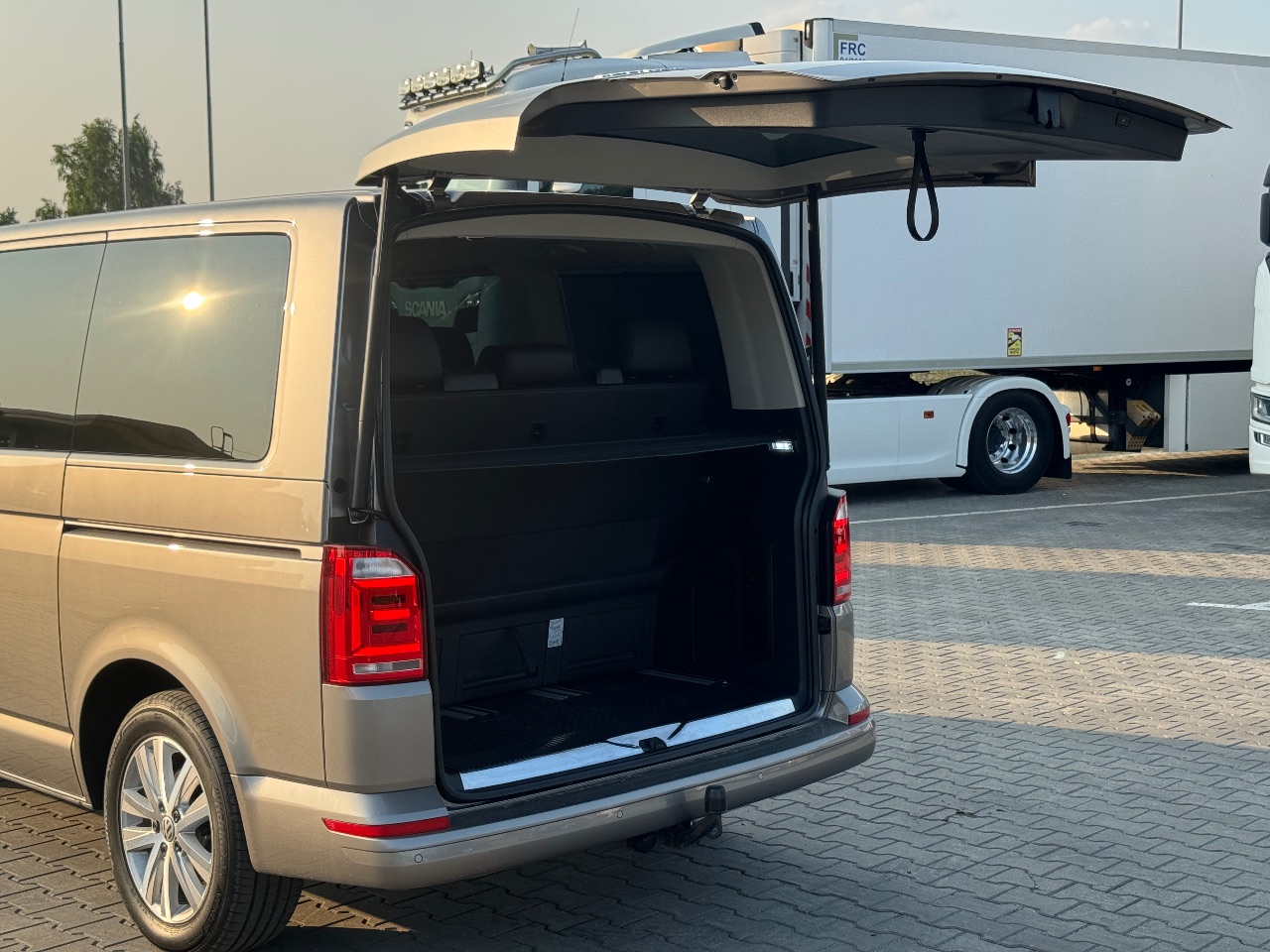 Volkswagen Multivan - фото 8