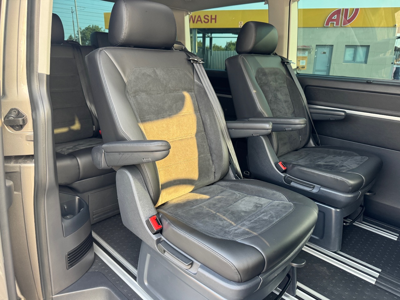 Volkswagen Multivan - фото 14