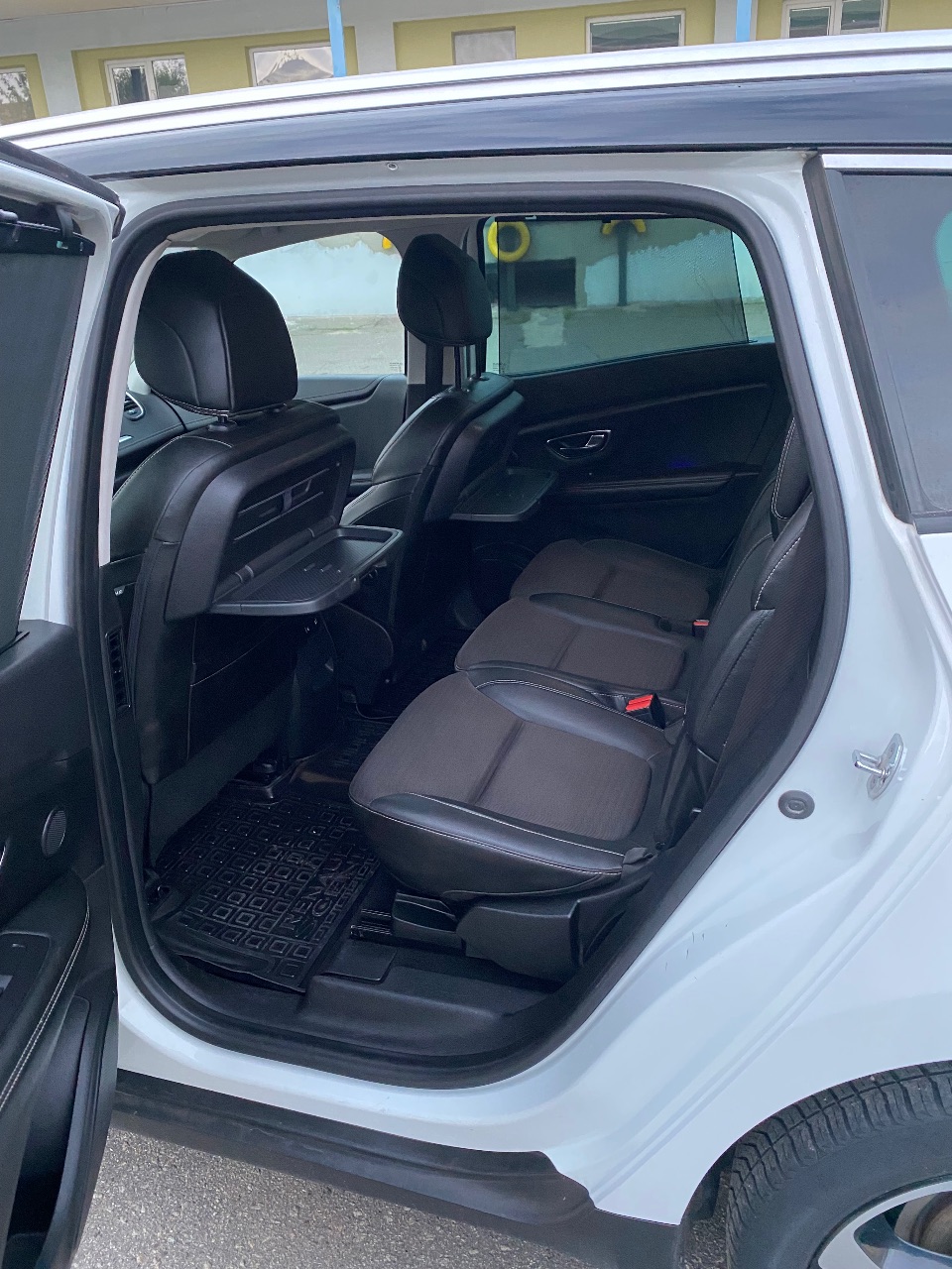 Renault Scenic - фото 8