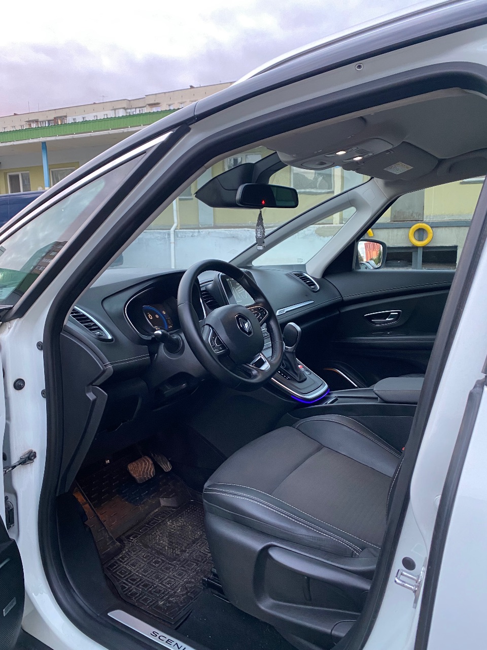 Renault Scenic - фото 22