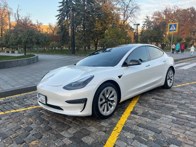 Tesla Model 3 - фото 1
