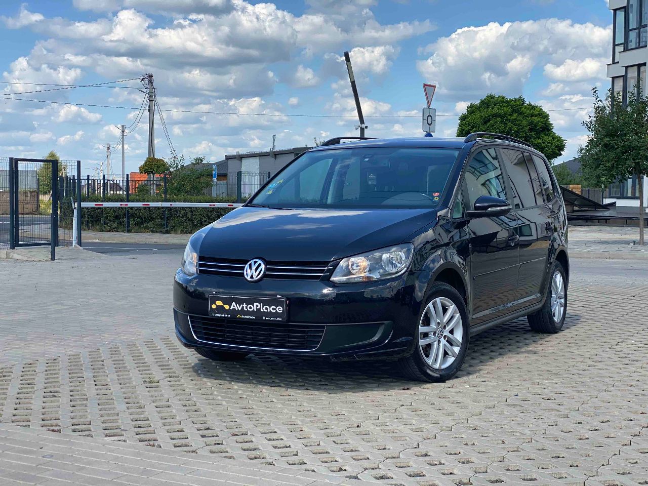 Volkswagen Touran - фото 1