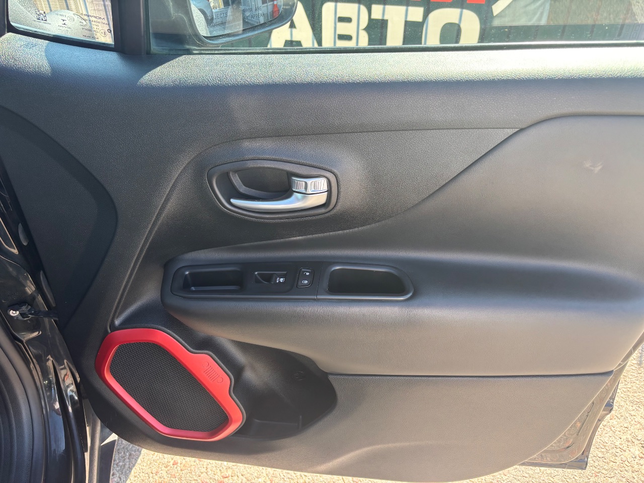 Jeep Renegade - фото 14