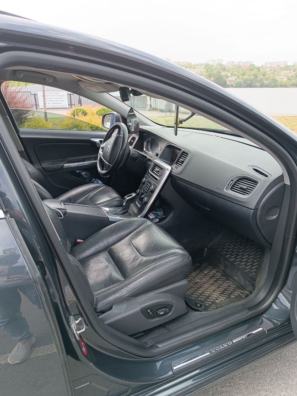 Volvo S60 - фото 1