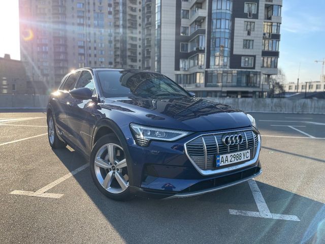 Audi e-tron - фото 1