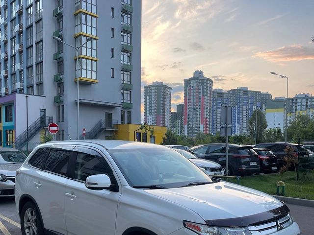Mitsubishi Outlander - фото 4