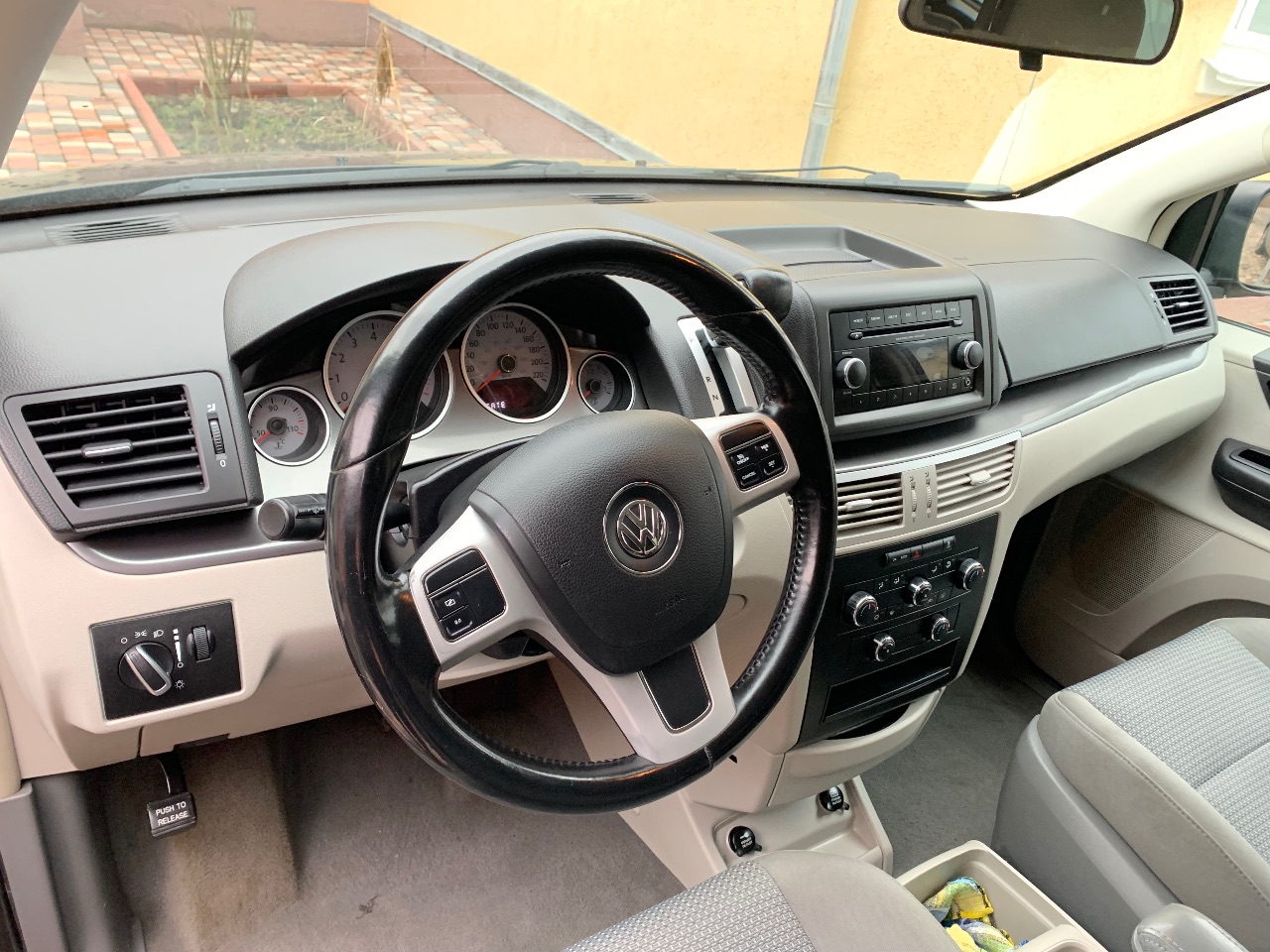 Volkswagen Routan - фото 7