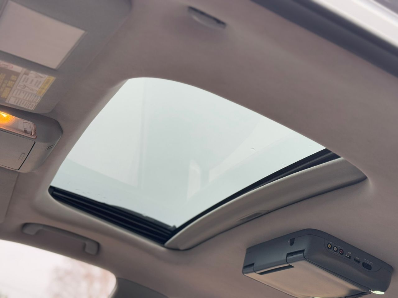 Toyota Sequoia - фото 11