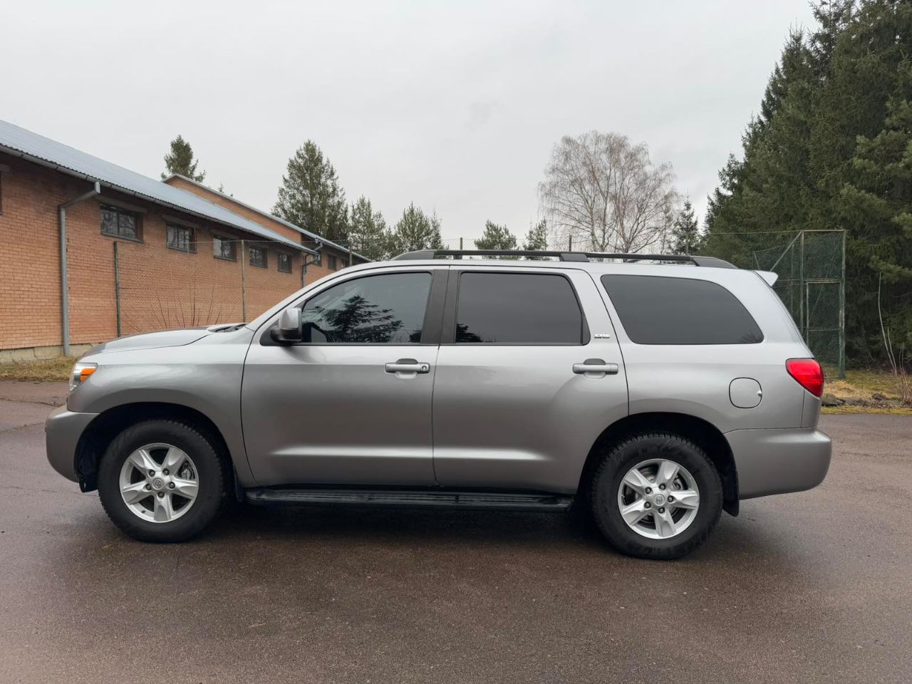 Toyota Sequoia - фото 9