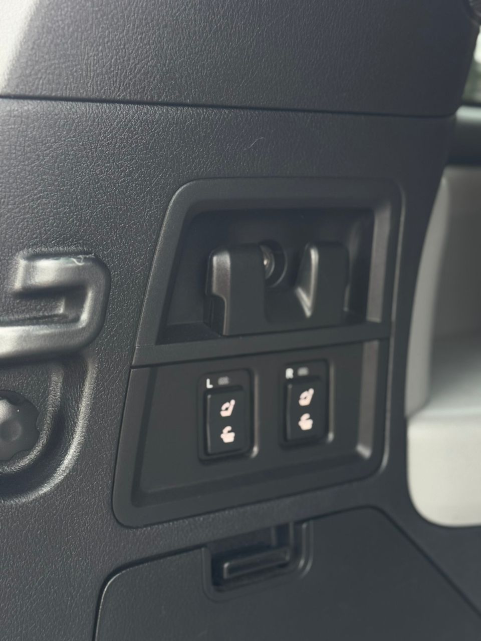 Toyota Sequoia - фото 30