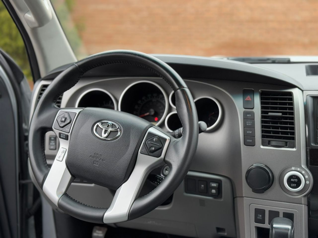 Toyota Sequoia - фото 15